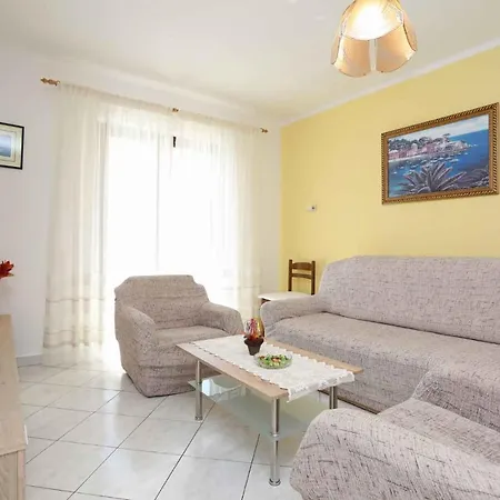 Apartament In 16931 Rabac