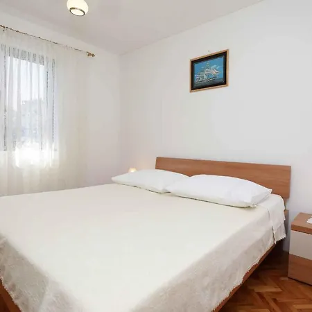 Apartament In 16931 *